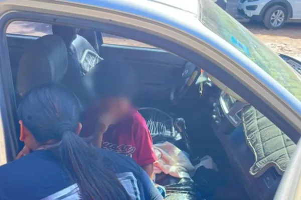 Dejó encerrados a sus dos hijos en una camioneta bajo el sol brutal y gendarmería los rescató