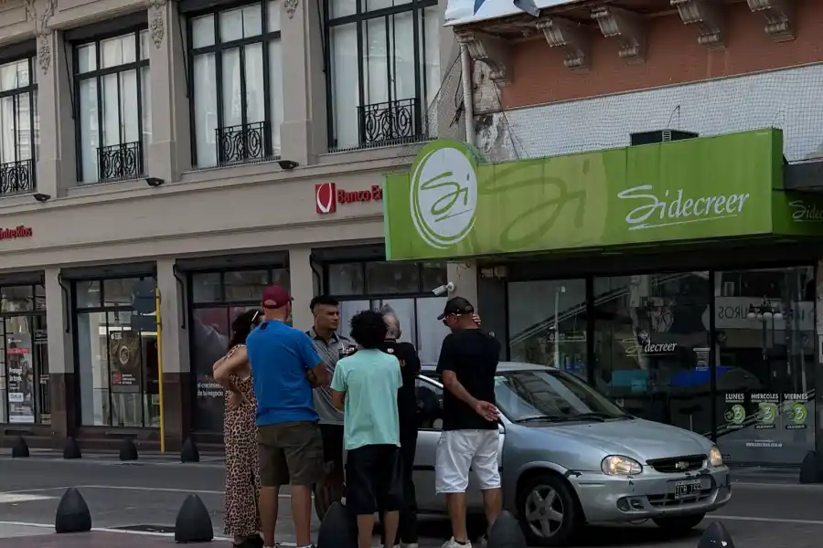 ACOMPAÑADO. Alan Bonansea, jugador de Patronato, recibe a su familia.