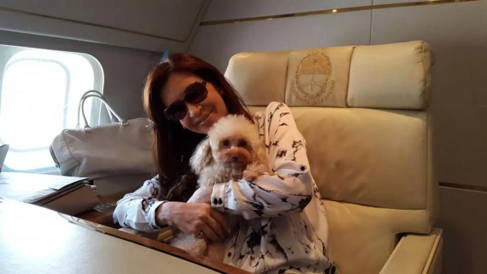 Denuncias por uso de bienes: Cristina Kirchner enfrentó una causa judicial por haber usado aviones oficiales para trasladar muebles destinados a sus hoteles.