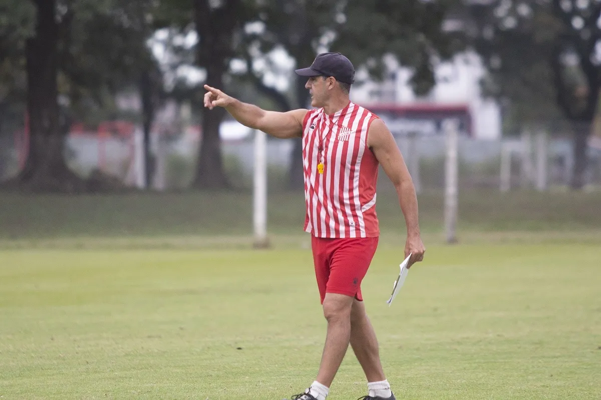 ENFOCADO. Ariel Martos analiza el 11 que saldrá a la cancha para enfrentar a Los Andes.