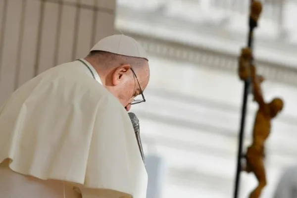 El papa Francisco sigue en reposo luego de dos episodios de insuficiencia respiratoria