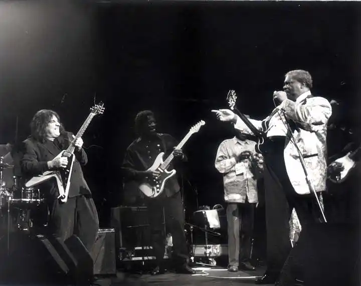 CON B.B.KING. El rey del blues lo invitó a tocar en el Madison Square.