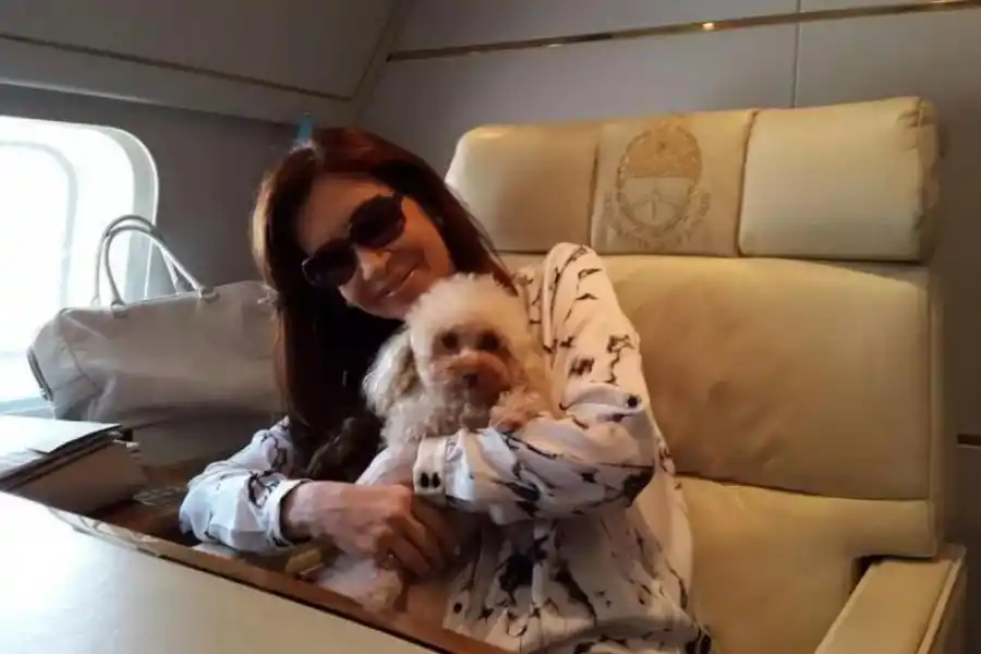 Denuncias por uso de bienes: Cristina Kirchner enfrentó una causa judicial por haber usado aviones oficiales para trasladar muebles destinados a sus hoteles.
