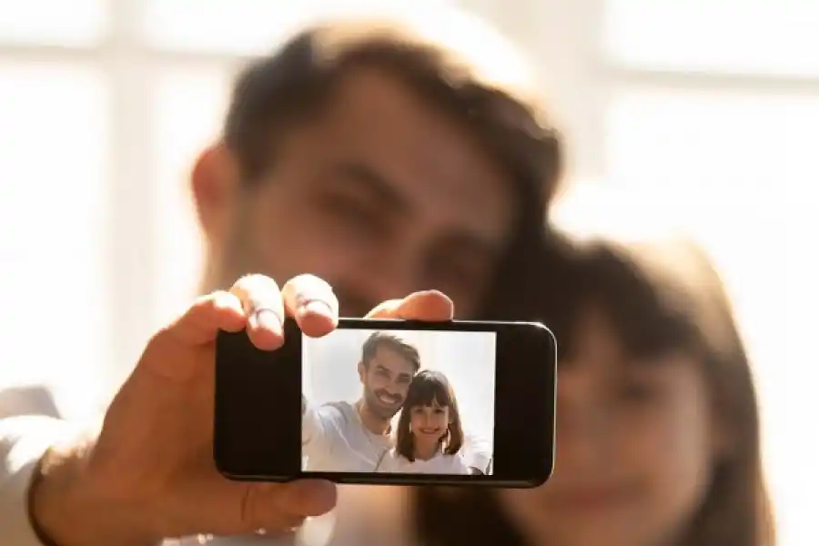 SELFIES. Algunos padres optan por consultar a sus hijos antes de publicar.