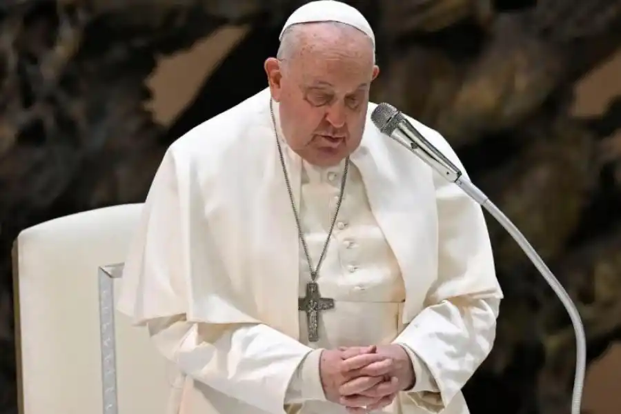 PARTE. El Vaticano difundió que el Papa descansó durante la noche, pero su estado continúa siendo delicado.