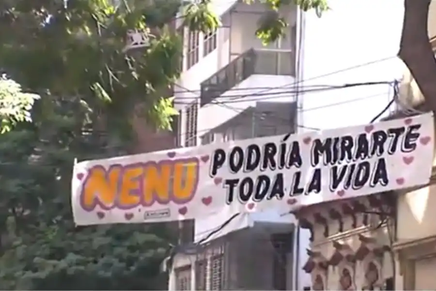 Ex arrepentido: colgó 25 pasacalles con mensajes para su ex novia