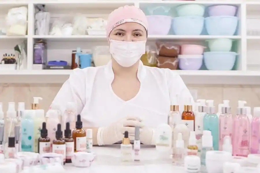 FARMACEUTICA. Acosta crea sus propios productos en el laboratorio de la Farmacia San Cristóbal. / INSTAGRAM @farmaciasancristobal