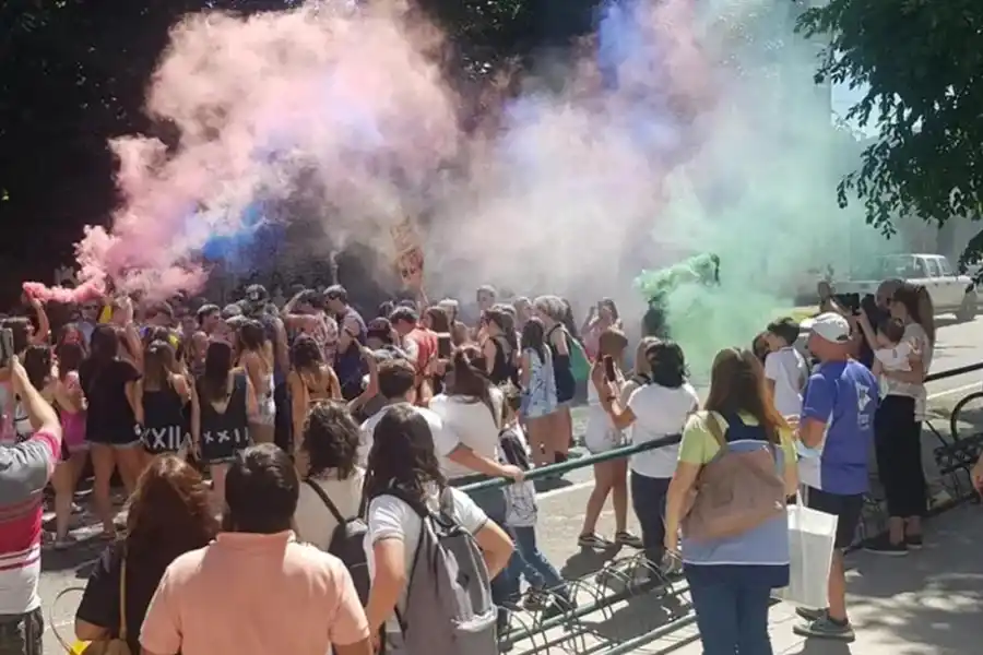 ÚLTIMO PRIMER DÍA (UPD). Se trata de un festejo que hacen los estudiantes del último año de la secundaria en el primer día de clases. / ARCHIVO LA GACETA