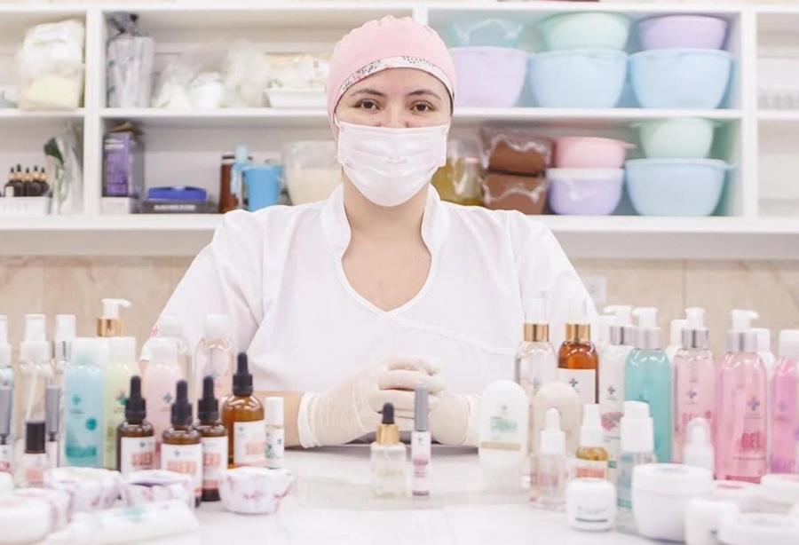 FARMACEUTICA. Acosta crea sus propios productos en el laboratorio de la Farmacia San Cristóbal. / INSTAGRAM @farmaciasancristobal