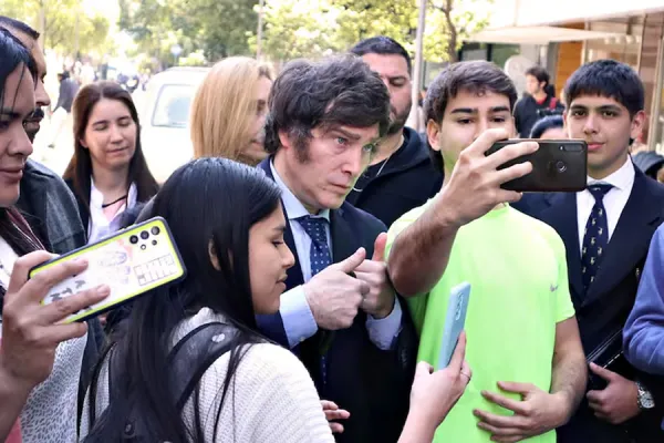 Los jóvenes se mantienen como el apoyo principal de Milei, según la Di Tella
