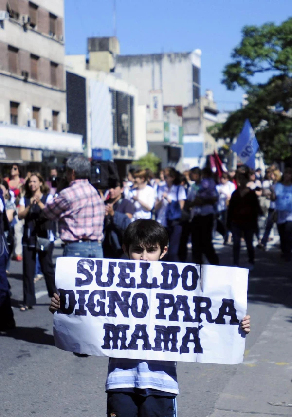 MOVILIZACIÓN. Los docentes tucumanos reconocen que la posibilidad de un paro no está descartada.
