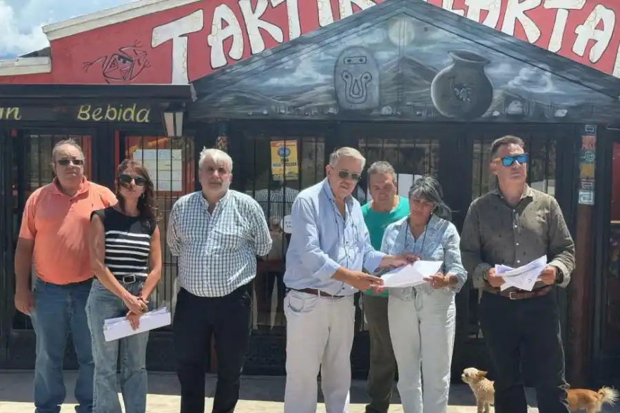 MEDIDA. En uno de los predios había un bar y un negocio de artesanías.