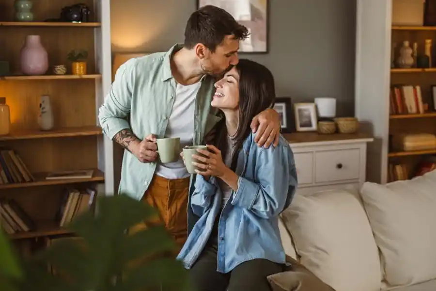 Cada vez más personas eligen relaciones que priorizan la independencia y la flexibilidad, compartiendo tiempo en pareja solo los fines de semana.