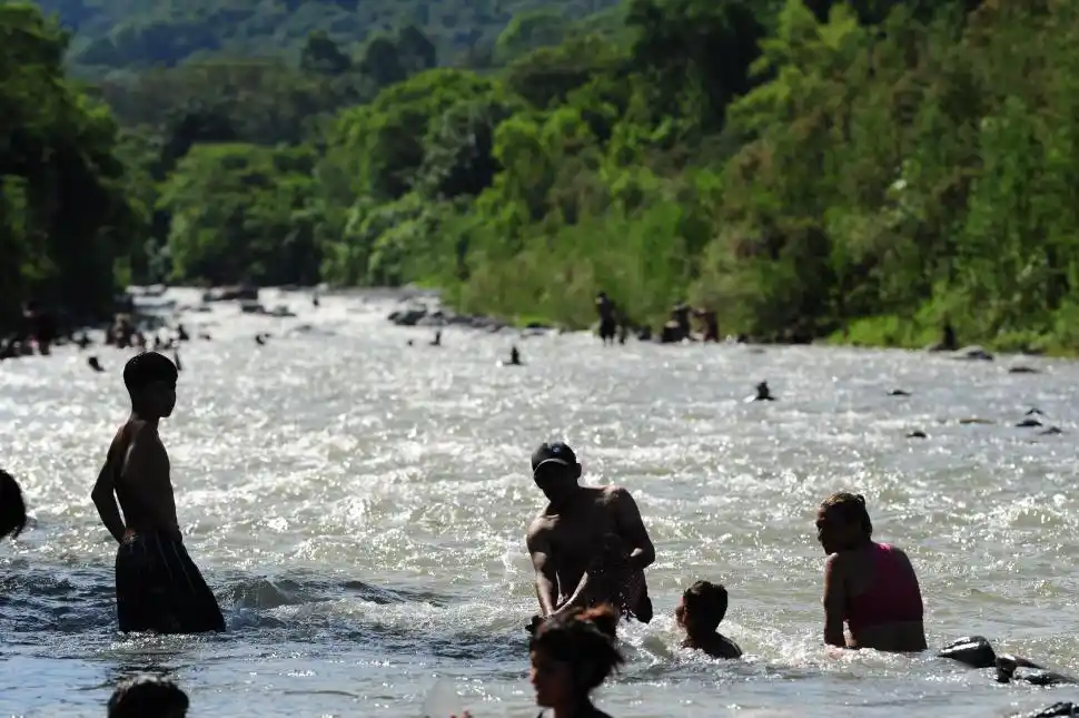 ESCAPE. El río es una de las opciones más elegidas para pelearle al calor.