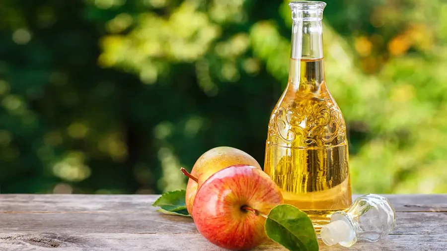El vinagre de manzana es un producto fermentado que contiene ácido acético y pequeñas cantidades de vitaminas y minerales