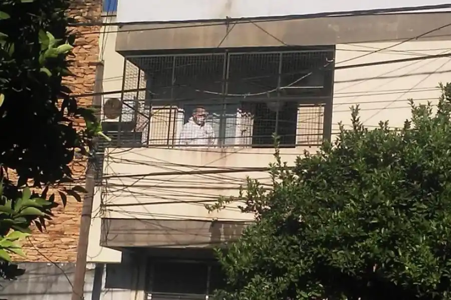 EDIFICIO DEL INCIDENTE. Balcón del departamento en 25 de Mayo