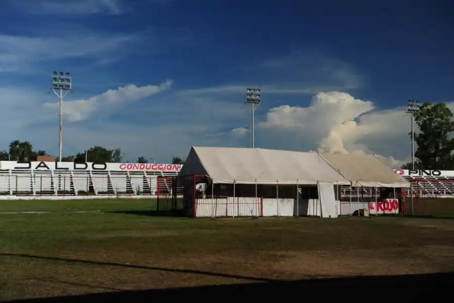 LA CANTINA. En el centro de la cancha se instaló un puesto de venta.