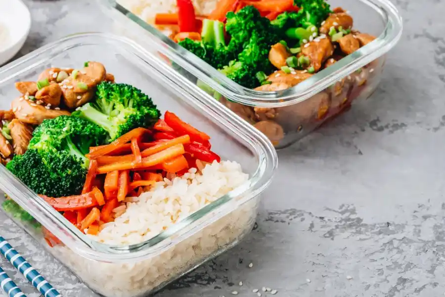 Esta tendencia de planear y preparar comidas para evitar cocinar en cada momento del día ayuda a organizar el día y mantener una dieta más equilibrada.