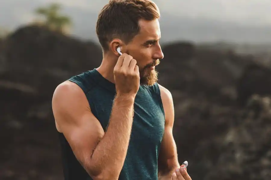 El uso prolongado de audífonos durante el ejercicio aumenta el riesgo de infecciones auditivas.