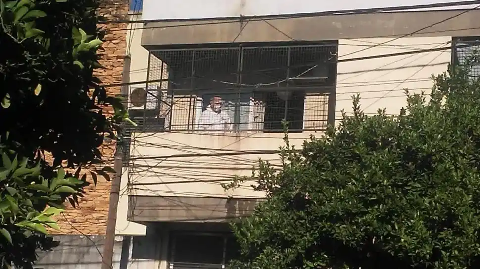EDIFICIO DEL INCIDENTE. Balcón del departamento en 25 de Mayo