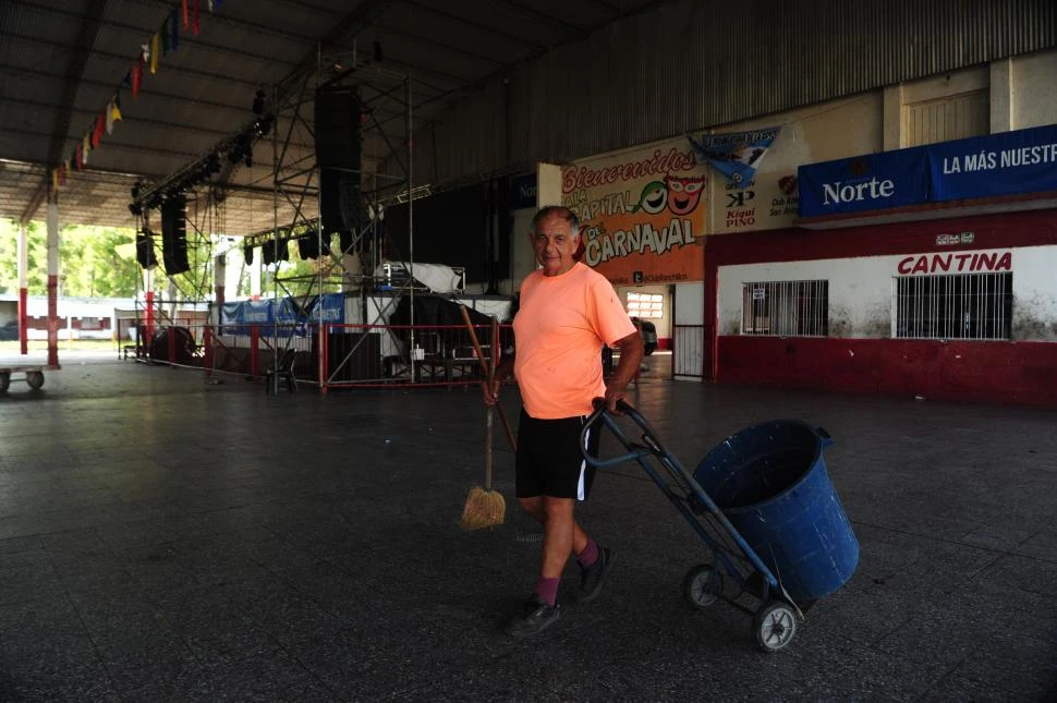 LOS PREPARATIVOS. Juan José ultima detalles de limpieza junto a los colaboradores que tiene el evento