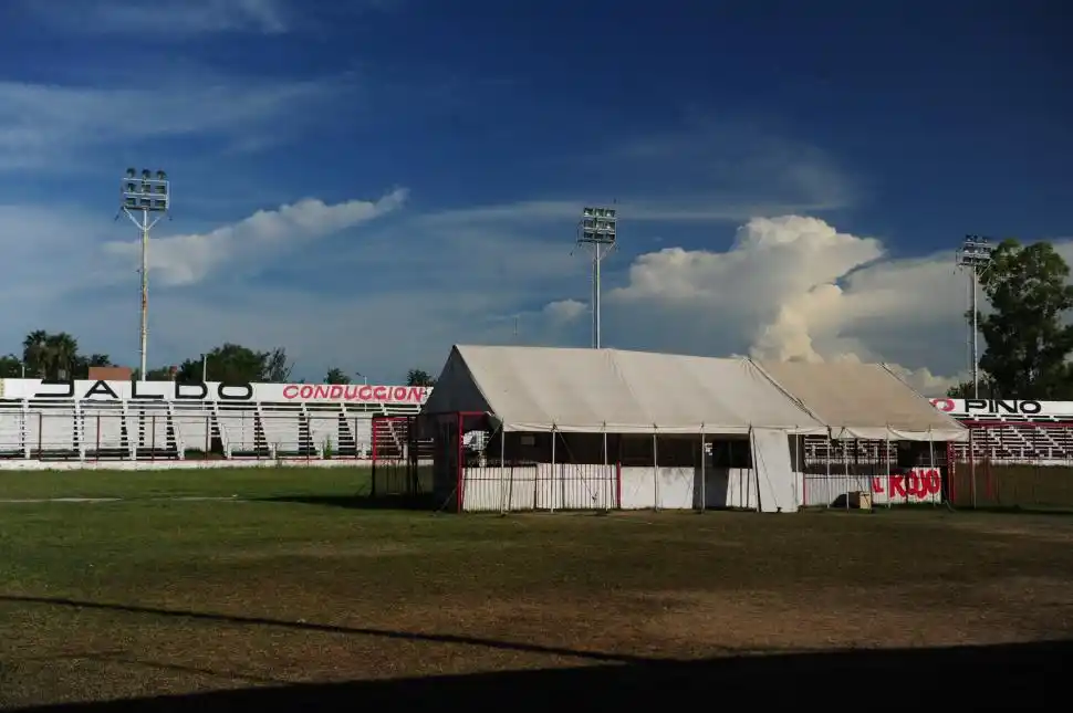 LA CANTINA. En el centro de la cancha se instaló un puesto de venta.