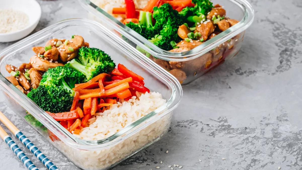 Esta tendencia de planear y preparar comidas para evitar cocinar en cada momento del día ayuda a organizar el día y mantener una dieta más equilibrada.