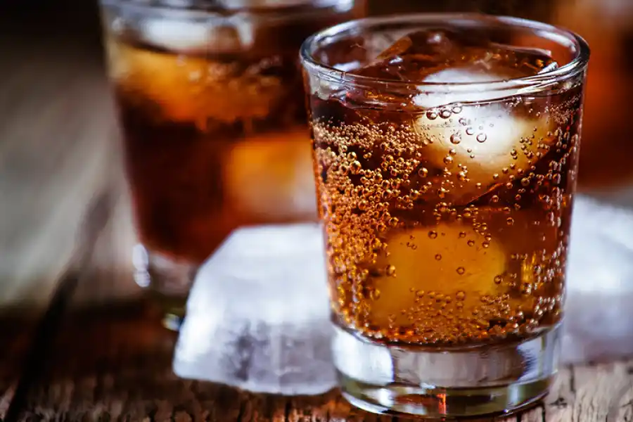 Las gaseosas tienen un alto contenido de sodio y este daña la salud renal