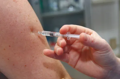Especialistas advierten que los adultos también deben vacunarse para prevenir enfermedades graves