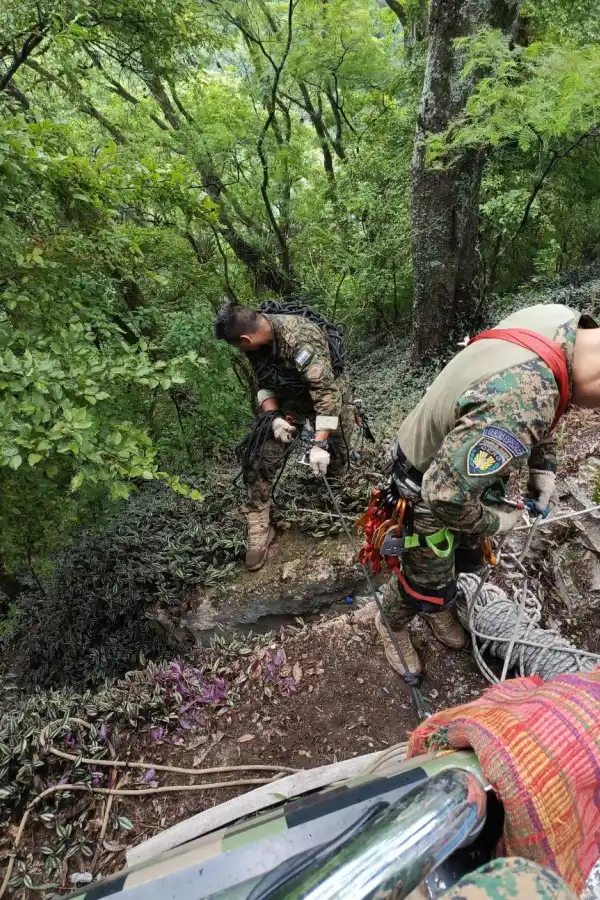 DIFÍCIL TAREA. Los rescatistas bajan para sacar a la pareja del auto.