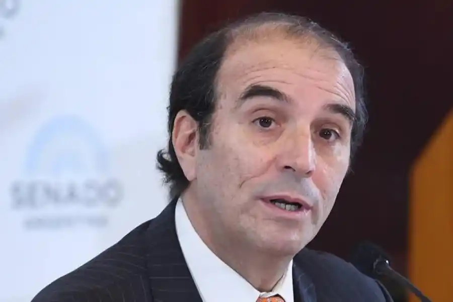 García-Mansilla juró en la Corte, y agudizó la polémica