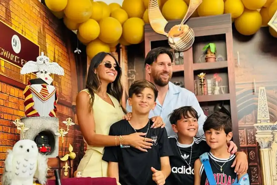 La familia feliz en el cumpleaños de Antonela.