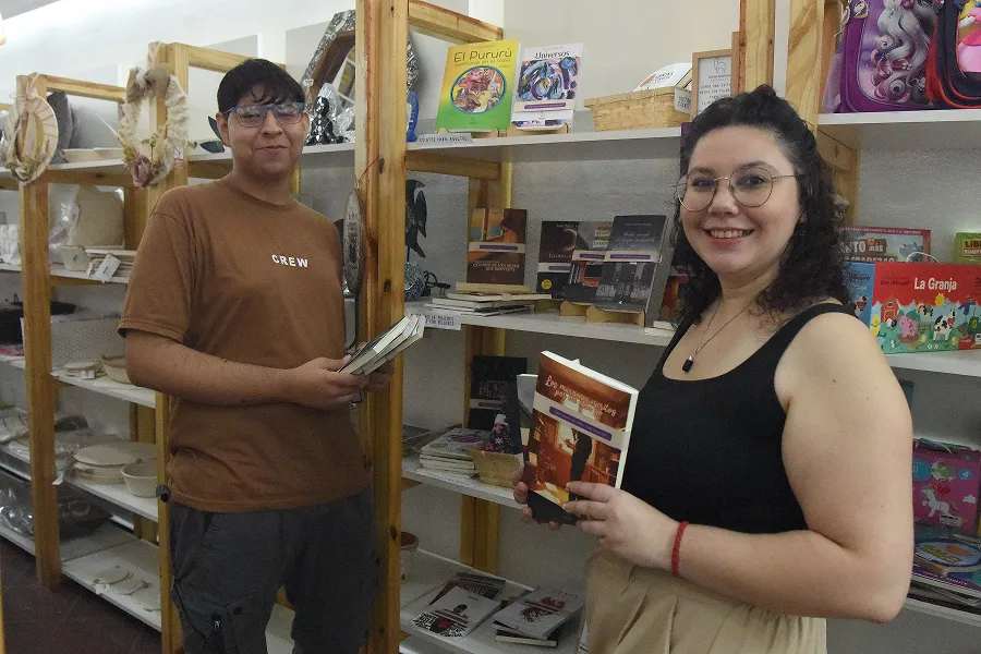 LITERATURA TUCUMANA. Augusto, como escritor, y Rosario, con Llama Blanca, encuentran visibilidad en el centro de la ciudad. / LA GACETA, ANALÍA JARAMILLO.