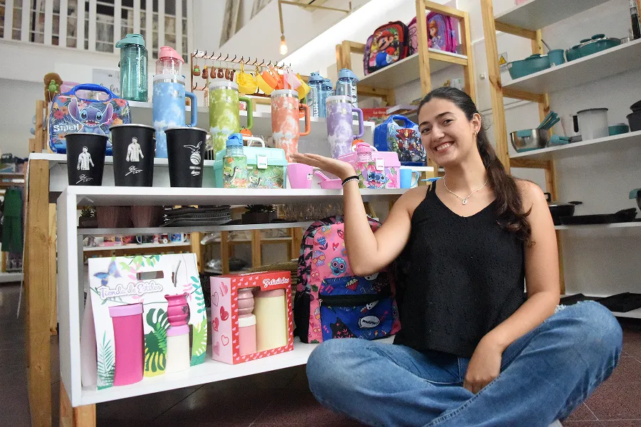 REGALERÍA Y PRODUCTOS INFANTILES.  Iara equilibra su pasión por el cine con su negocio. / LA GACETA, ANALÍA JARAMILLO.