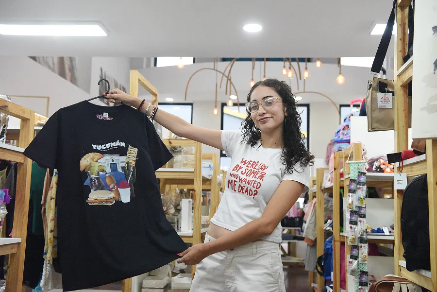 SUBLIMACIÓN DE ARTÍCULOS PERSONALIZADOS. Valentina combina el diseño gráfico con su emprendimiento. / LA GACETA, ANALÍA JARAMILLO.