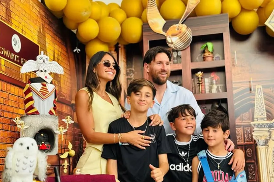 La familia feliz en el cumpleaños de Antonela.