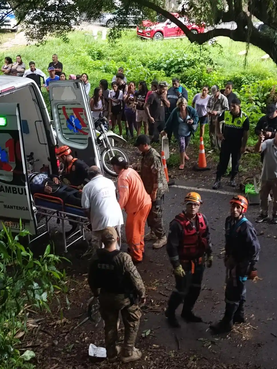 EL TRASLADO. Las cuatro personas que circulaban en el Ford fueron trasladadas con politraumatismos al Hospital Padilla.