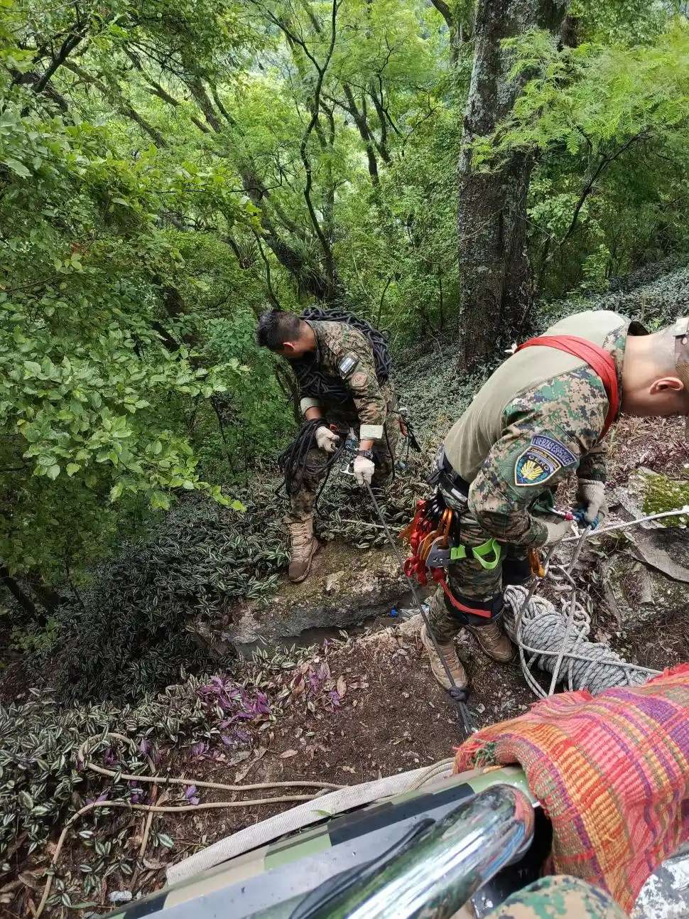 DIFÍCIL TAREA. Los rescatistas bajan para sacar a la pareja del auto.