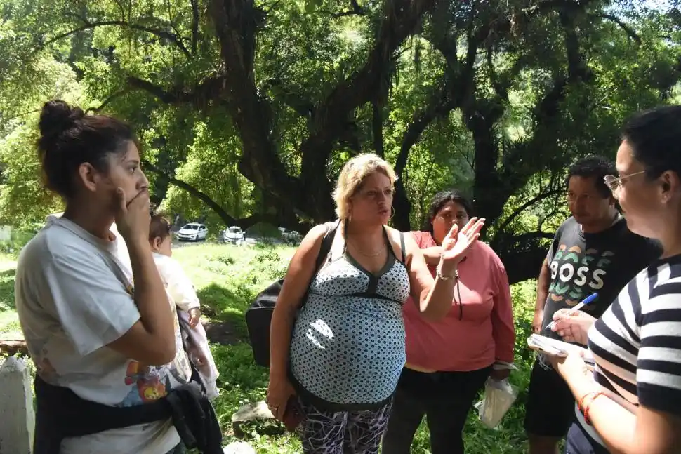 “EN SHOCK”. Familiares del conductor en el lugar del accidente.