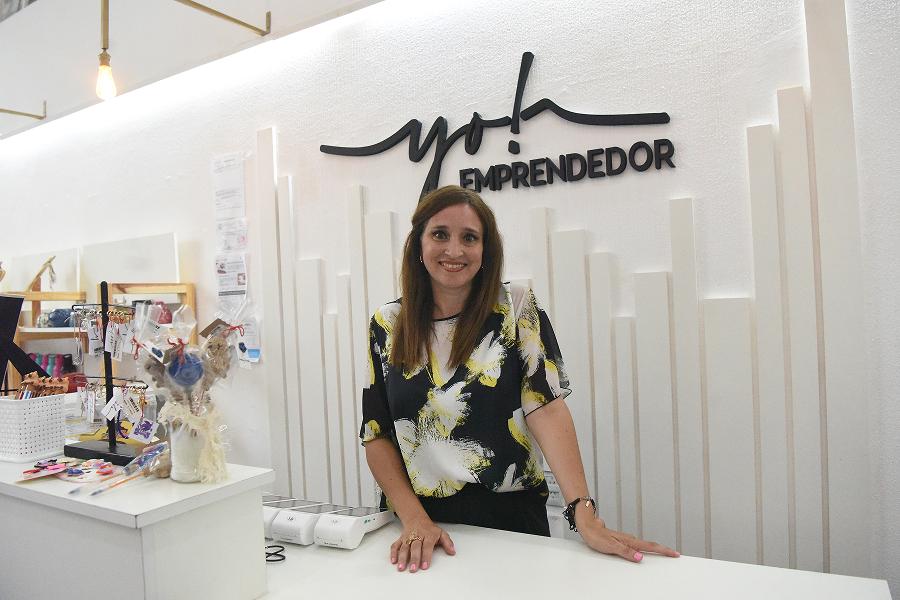 CREADORA. Desde la tienda, Anahí impulsa el crecimiento de la comunidad local. / LA GACETA, ANALÍA JARAMILLO.