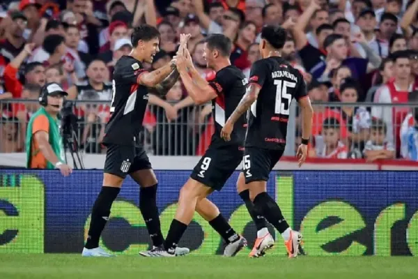 Estudiantes le asestó un duro golpe a River: lo venció en el Monumental y le cortó el invicto