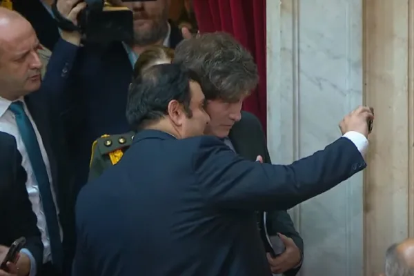 Huesen aprovechó la visita del presidente para una selfie