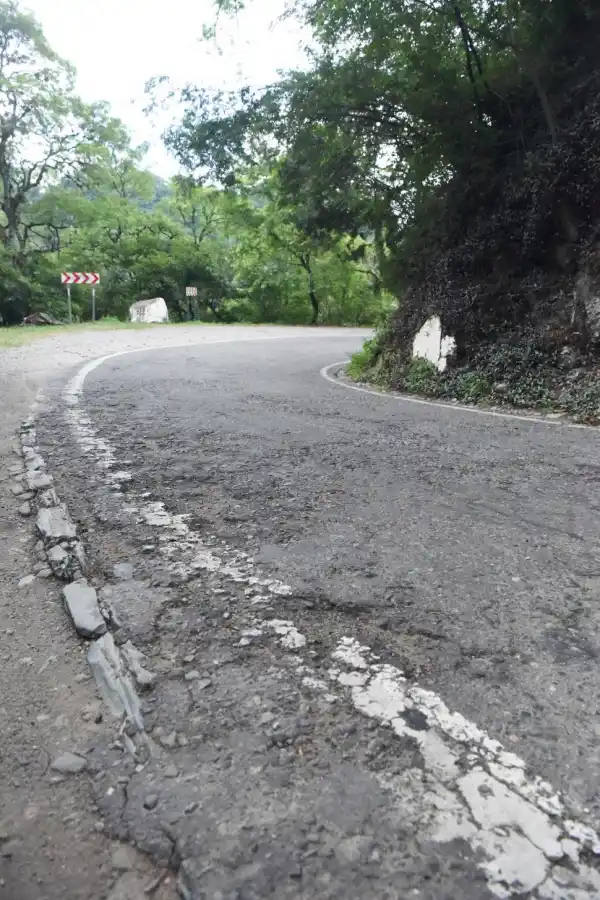 DETERIORO. En varios tramos la ruta presenta falta de mantenimiento.