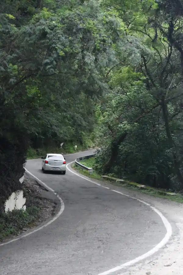 ANGOSTA Y SIN BANQUINAS. El peligro es latente en las curvas.