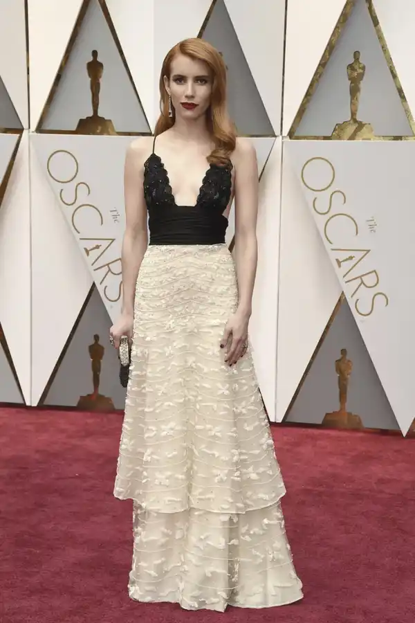 2017: Emma Roberts con un vestido colección 2005-2006 de Armani Privé