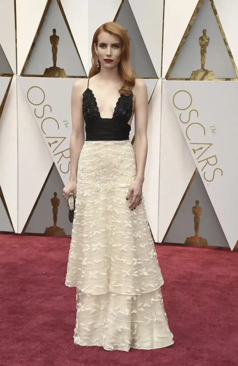 2017: Emma Roberts con un vestido colección 2005-2006 de Armani Privé