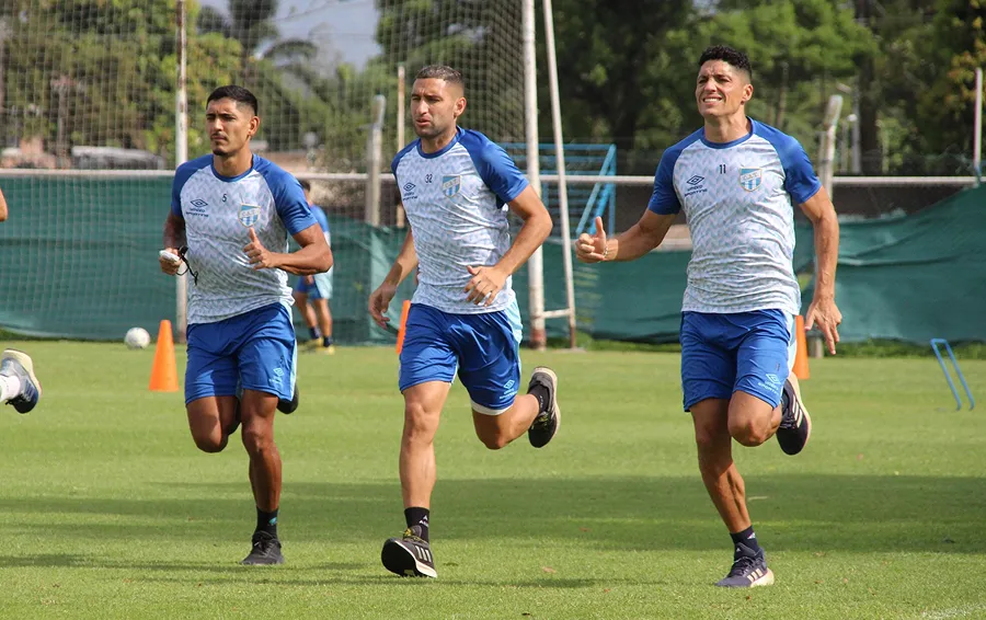 PREPARACIÓN. Mientras tanto, el equipo dirigido por Lucas Pusineri, se entrena pensando en su rival.