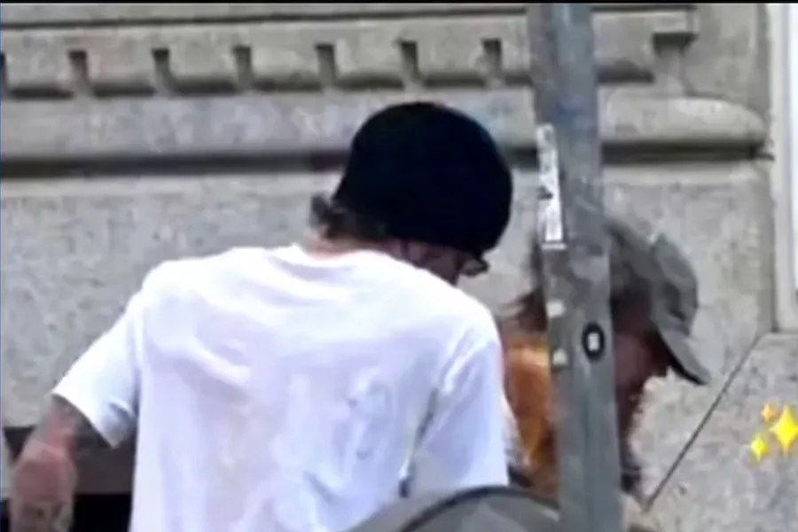 LA FOTO QUE DESPERTÓ RUMORES. A pesar de los gorros y anteojos para ocultarse, un fanático los reconoció en Madrid