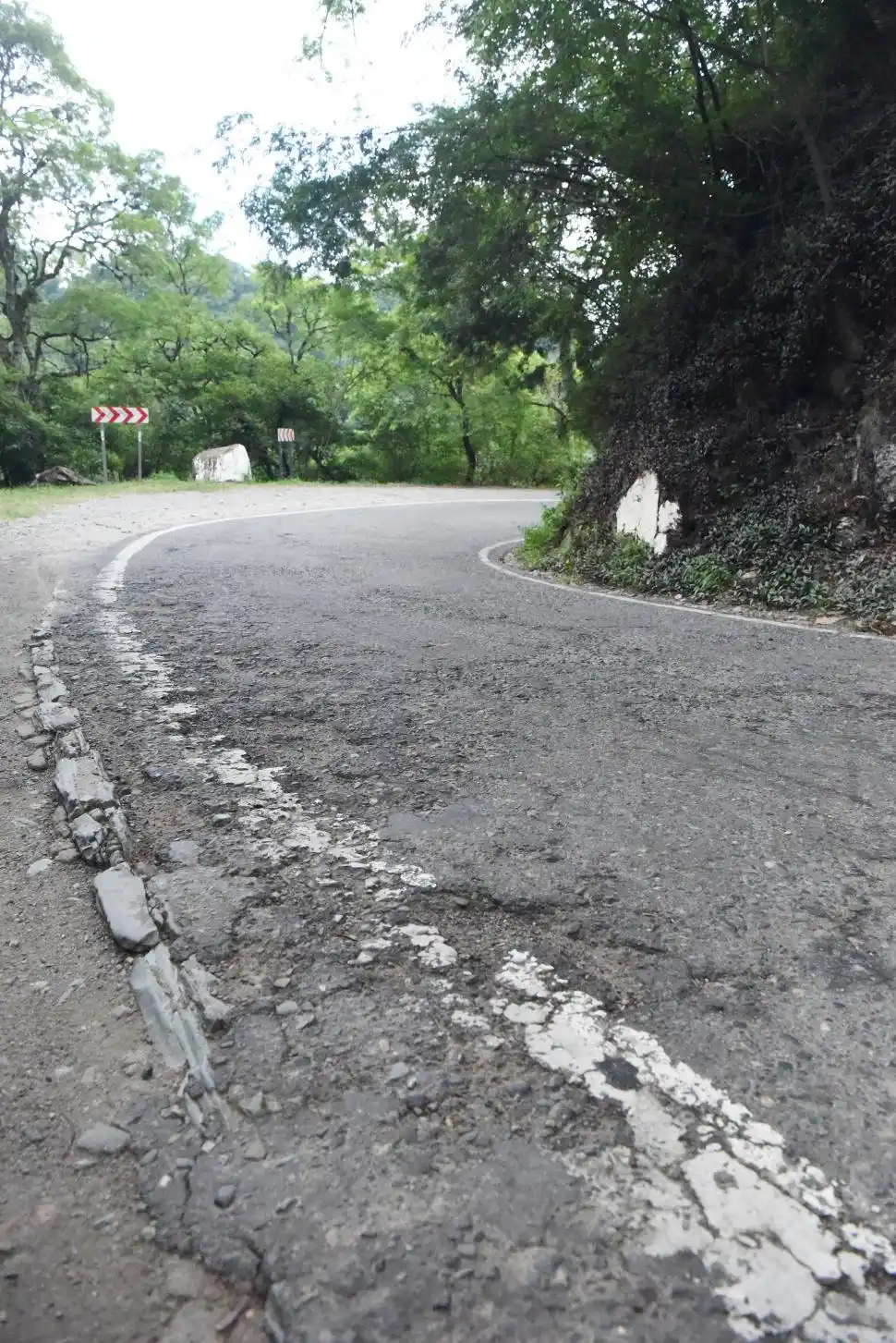 DETERIORO. En varios tramos la ruta presenta falta de mantenimiento.