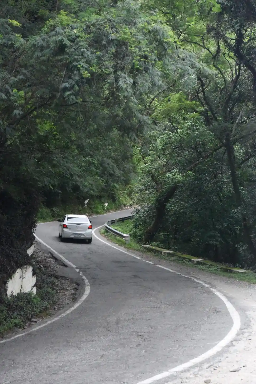 ANGOSTA Y SIN BANQUINAS. El peligro es latente en las curvas.